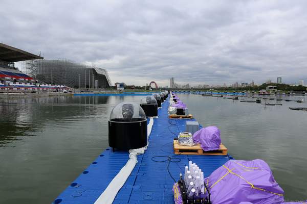 Schwimmende Installation für Scheinwerfer, Wassereffekte, Pyrotechnik und Feuer am Grebnoy Channel in Krylatskoye bei CIRCLE OF LIGHT 2016 in Moskau