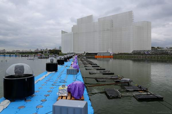Schwimmende Installation für Scheinwerfer, Wassereffekte, Pyrotechnik und Feuer am Grebnoy Channel in Krylatskoye bei CIRCLE OF LIGHT 2016 in Moskau