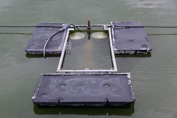 Pumpen und Scheinwerfer der Wassereffekte am Grebnoy Channel in Krylatskoye bei CIRCLE OF LIGHT 2016 in Moskau