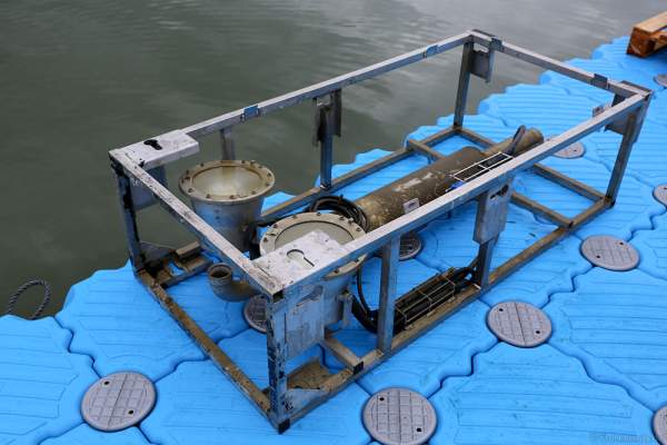 Pumpen und Scheinwerfer der Wassereffekte am Grebnoy Channel in Krylatskoye bei CIRCLE OF LIGHT 2016 in Moskau