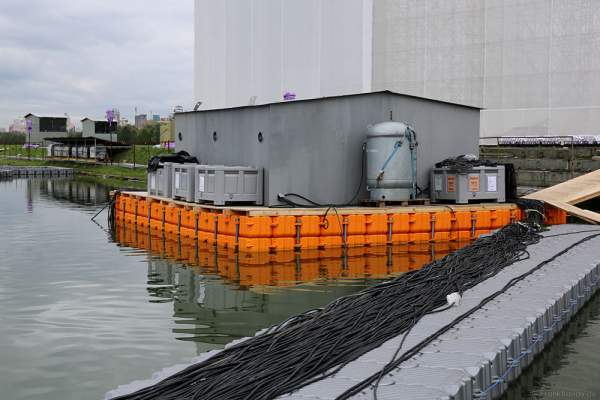 Schwimmende Technikhütte für die Steuerung der Wassereffekte am Grebnoy Channel in Krylatskoye bei CIRCLE OF LIGHT 2016 in Moskau