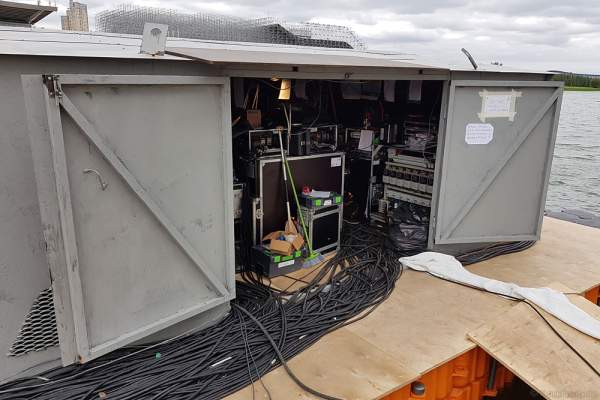 Schwimmende Technikhütte für die Steuerung der Wassereffekte am Grebnoy Channel in Krylatskoye bei CIRCLE OF LIGHT 2016 in Moskau