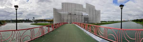 Die Rückansicht der 50 Meter hohen Kulisse am Grebnoy Channel in Krylatskoye bei CIRCLE OF LIGHT 2016 in Moskau