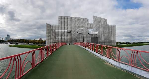 Die Rückansicht der 50 Meter hohen Kulisse am Grebnoy Channel in Krylatskoye bei CIRCLE OF LIGHT 2016 in Moskau