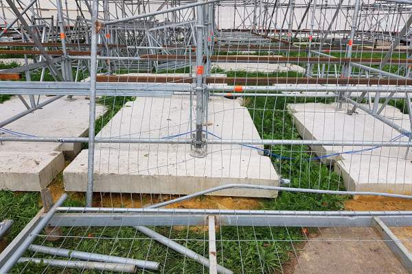 Verankerung der Kulisse in Betonplatten am Grebnoy Channel in Krylatskoye bei CIRCLE OF LIGHT 2016 in Moskau