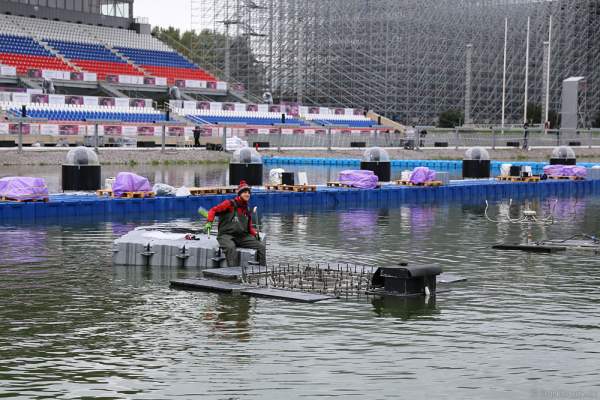 Techniker bei der Vorbereitung am Grebnoy Channel in Krylatskoye bei CIRCLE OF LIGHT 2016 in Moskau