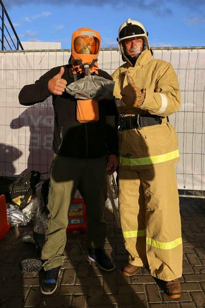 Spezielle Schutzanzüge für Techniker in der Gefahrenzone am Grebnoy Channel in Krylatskoye bei CIRCLE OF LIGHT 2016 in Moskau