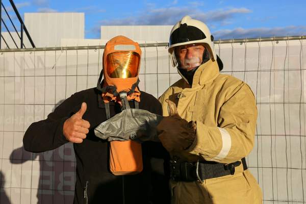 Spezielle Schutzanzüge für Techniker in der Gefahrenzone am Grebnoy Channel in Krylatskoye bei CIRCLE OF LIGHT 2016 in Moskau