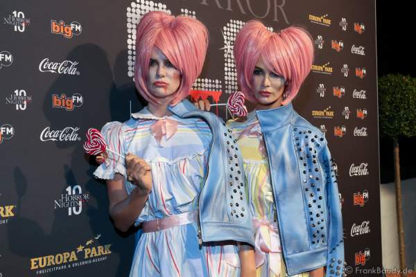 Monica Ivancan und Schwester Miriam Mack (Ehefrau von Micheal Mack) bei der 2. Horror Glam Live Night im Europa-Park Rust am 02.10.2016