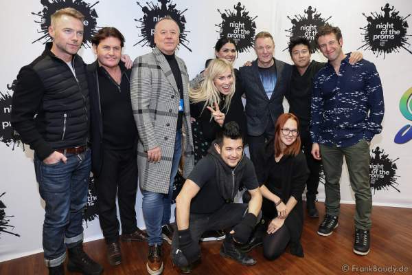 Gruppenbild der Künstler von Nights of the Proms 2016 bei der Pressekonferenz zur Premiere in der SAP Arena in Mannheim