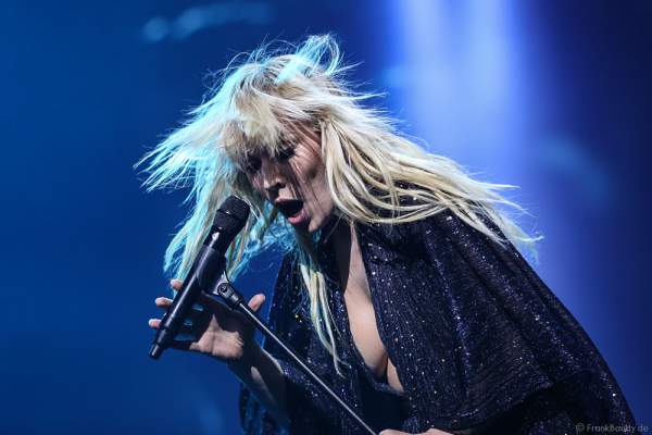 Sexy Natasha Bedingfield im knappen Outfit bei der Deutschlandpremiere von Night of the Proms 2016 in der SAP Arena Mannheim