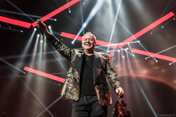Jim Kerr von den Simple Minds bei der Deutschlandpremiere von Night of the Proms 2016 in der SAP Arena Mannheim