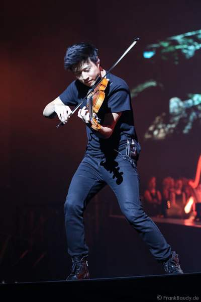 Charles Yang von Time For Three bei der Deutschlandpremiere von Night of the Proms 2016 in der SAP Arena Mannheim