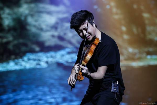 Charles Yang von Time For Three bei der Deutschlandpremiere von Night of the Proms 2016 in der SAP Arena Mannheim