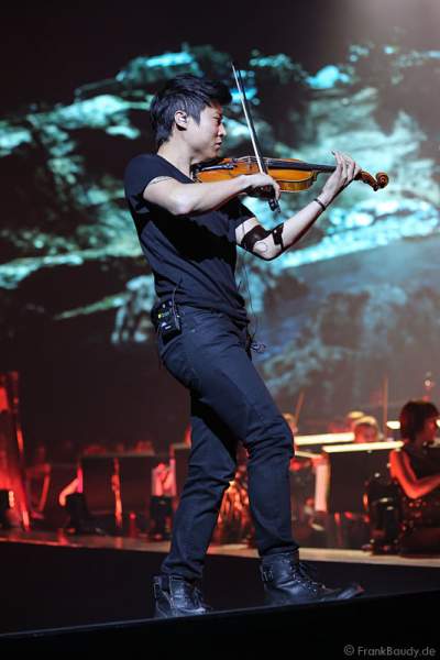 Charles Yang von Time For Three bei der Deutschlandpremiere von Night of the Proms 2016 in der SAP Arena Mannheim