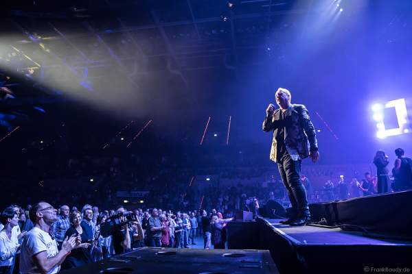 Jim Kerr von den Simple Minds bei der Deutschlandpremiere von Night of the Proms 2016 in der SAP Arena Mannheim
