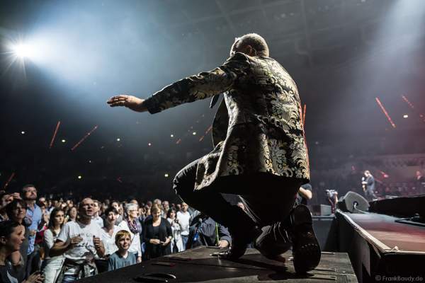 Jim Kerr von den Simple Minds bei der Deutschlandpremiere von Night of the Proms 2016 in der SAP Arena Mannheim
