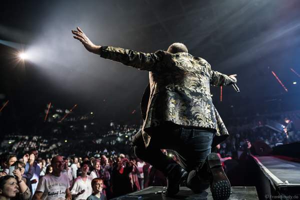 Jim Kerr von den Simple Minds bei der Deutschlandpremiere von Night of the Proms 2016 in der SAP Arena Mannheim