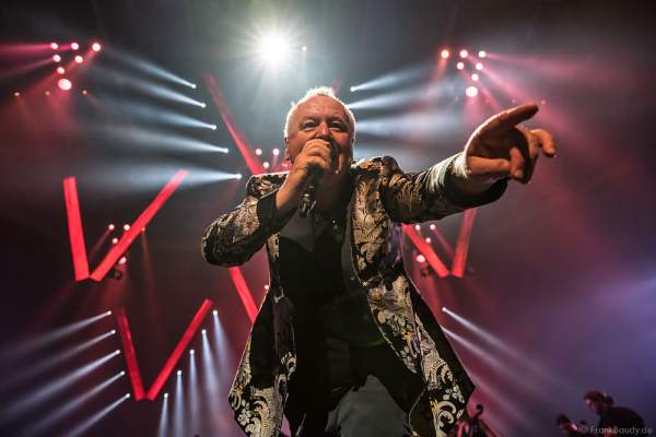 Jim Kerr von den Simple Minds bei der Deutschlandpremiere von Night of the Proms 2016 in der SAP Arena Mannheim