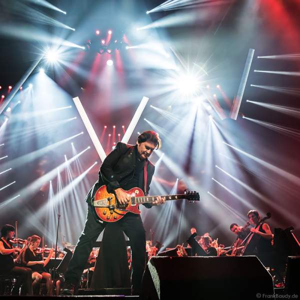 Charlie Burchill von den Simple Minds bei der Deutschlandpremiere von Night of the Proms 2016 in der SAP Arena Mannheim