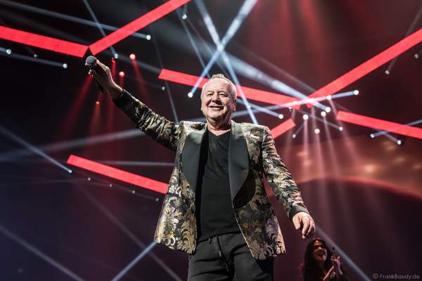 Jim Kerr von den Simple Minds bei der Deutschlandpremiere von Night of the Proms 2016 in der SAP Arena Mannheim