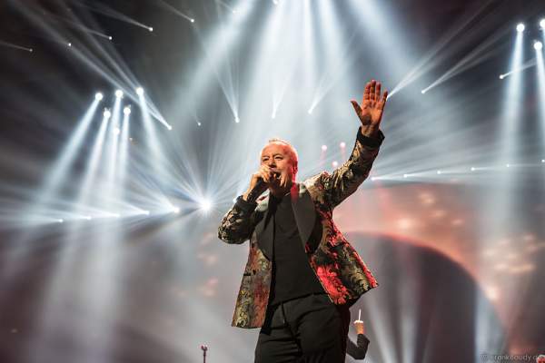Jim Kerr von den Simple Minds bei der Deutschlandpremiere von Night of the Proms 2016 in der SAP Arena Mannheim