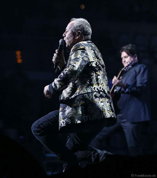Jim Kerr von den Simple Minds bei der Deutschlandpremiere von Night of the Proms 2016 in der SAP Arena Mannheim