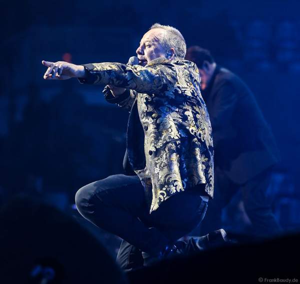 Jim Kerr von den Simple Minds bei der Deutschlandpremiere von Night of the Proms 2016 in der SAP Arena Mannheim