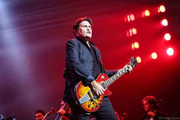 Charlie Burchill von den Simple Minds bei der Deutschlandpremiere von Night of the Proms 2016 in der SAP Arena Mannheim