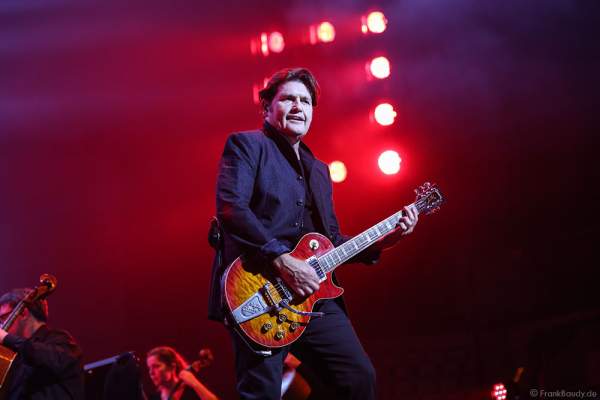 Charlie Burchill von den Simple Minds bei der Deutschlandpremiere von Night of the Proms 2016 in der SAP Arena Mannheim