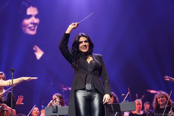 Dirigentin Alexandra Arrieche bei der Deutschlandpremiere von Night of the Proms 2016 in der SAP Arena Mannheim