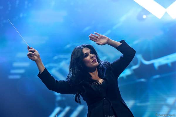 Dirigentin Alexandra Arrieche bei der Deutschlandpremiere von Night of the Proms 2016 in der SAP Arena Mannheim