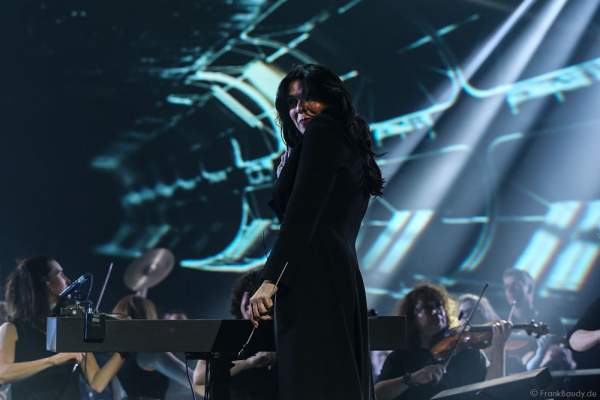 Dirigentin Alexandra Arrieche bei der Deutschlandpremiere von Night of the Proms 2016 in der SAP Arena Mannheim