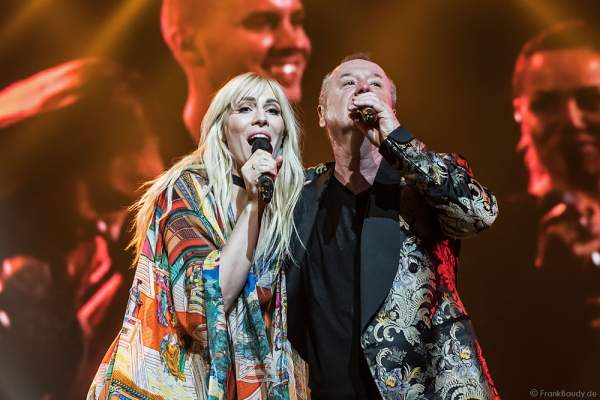Natasha Bedingfield und Jim Kerr von den Simple Minds bei der Deutschlandpremiere von Night of the Proms 2016 in der SAP Arena Mannheim