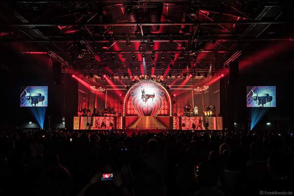 DJ BoBo am sich um 360 Grad drehende weißen Klavier bei neuen Show MYSTORIAL am 13. Januar 2017 im Europa-Park Rust