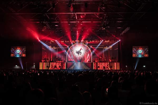 DJ BoBo am sich um 360 Grad drehende weißen Klavier bei neuen Show MYSTORIAL am 13. Januar 2017 im Europa-Park Rust