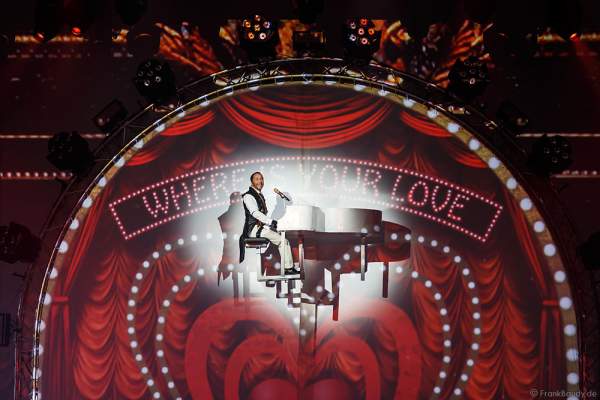 DJ BoBo am sich um 360 Grad drehende weißen Klavier bei neuen Show MYSTORIAL am 13. Januar 2017 im Europa-Park Rust