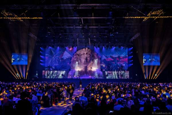 Aneta Sablik und DJ BoBo bei der Weltpremiere der Show MYSTORIAL am 13. Januar 2017  in der Europa-Park Arena Rust