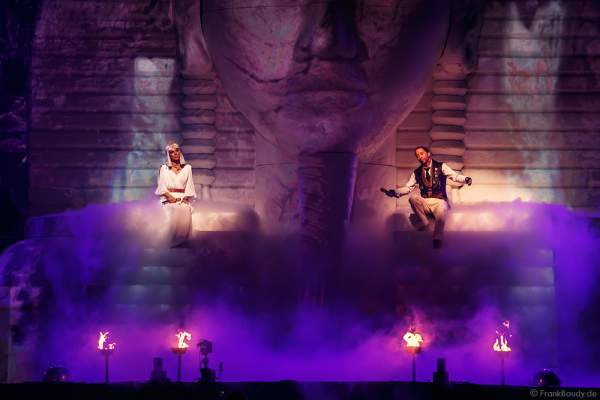 Sängerin Aneta Sablik und DJ BoBo bei der Weltpremiere der Show MYSTORIAL am 13. Januar 2017 im Europa-Park Rust