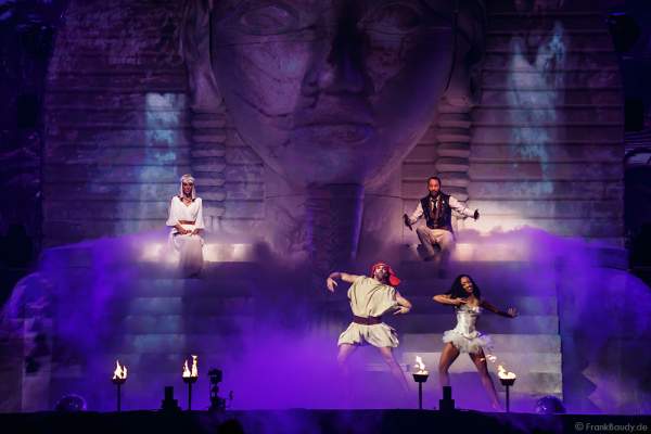 Aneta Sablik und DJ BoBo bei der Weltpremiere der Show MYSTORIAL am 13. Januar 2017 im Europa-Park Rust