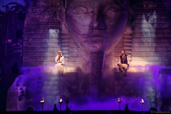 Sängerin Aneta Sablik und DJ BoBo bei der Weltpremiere der Show MYSTORIAL am 13. Januar 2017 im Europa-Park Rust