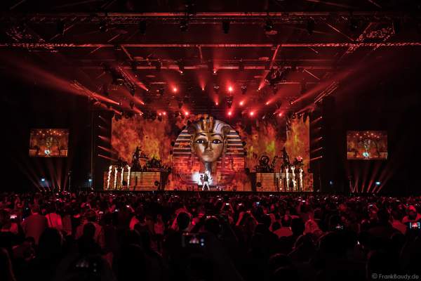 Flammeneffekte bei der neuen Show MYSTORIAL von DJ BoBo bei der großen Weltpremiere am 13. Januar 2017 im Europa-Park Rust