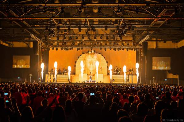 Große Feuereffekte bei der neuen Show MYSTORIAL von DJ BoBo bei der großen Weltpremiere am 13. Januar 2017 im Europa-Park Rust