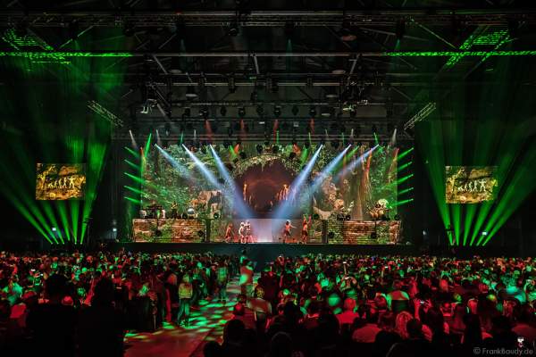 Steinzeitszene bei der Show MYSTORIAL von DJ BoBo am 13. Januar 2017 im Europa-Park Rust