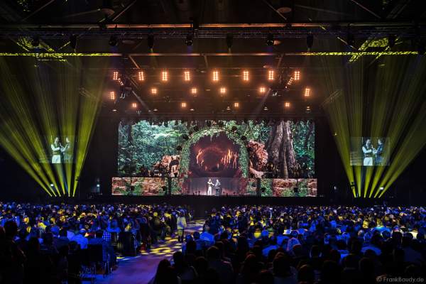 DJ BoBo mit einem Zuschauer der die Karten zum Geburtstag bekam bei der Show MYSTORIAL am 13. Januar 2017  in der Europa-Park Arena Rust