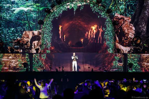 Steinzeitszene bei der Show MYSTORIAL von DJ BoBo am 13. Januar 2017 im Europa-Park Rust