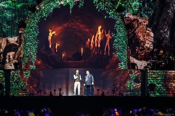 DJ BoBo mit einem Zuschauer der die Karten zum Geburtstag bekam bei der Show MYSTORIAL am 13. Januar 2017 im Europa-Park Rust