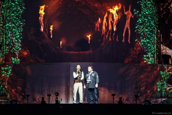 DJ BoBo mit einem Zuschauer der die Karten zum Geburtstag bekam bei der Show MYSTORIAL am 13. Januar 2017 im Europa-Park Rust