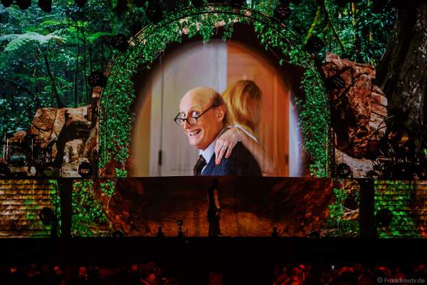 Traumszene von DJ BoBo mit Otto Otto Waalkes bei seiner neuen Show MYSTORIAL am 13. Januar 2017 im Europa-Park Rust