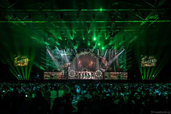 Trommlergruppe Greenbeats bei der Show MYSTORIAL von DJ BoBo bei der großen Weltpremiere am 13. Januar 2017 im Europa-Park Rust